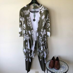 Cardigan olive & white print well made